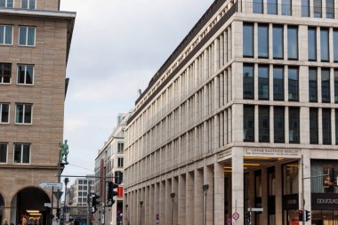 Berlin Almanya - 11 Nisan 2025: Çağdaş binalarla modern mimarinin sergilendiği şehir sahnesi. Tarihi ve modern tarzların bir karışımı eşsiz bir şehir manzarası yaratır..