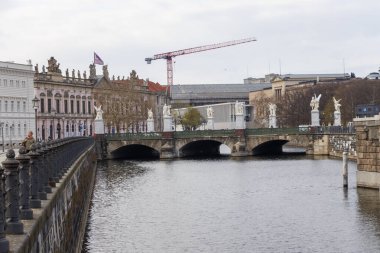 Berlin Almanya - 11 Nisan 2025: Tarihi köprünün tarihi manzarası, arka planda klasik mimari ile çevrili heykeller ve hareketli bir inşaat sahası.