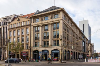 Berlin Almanya - 11 Nisan 2025: Seçkin bir binanın tarihi mimarisi klasik tasarım unsurları ve Berlin 'deki kentsel yaşamı gösteren modern çevrenin sergilenmesi.
