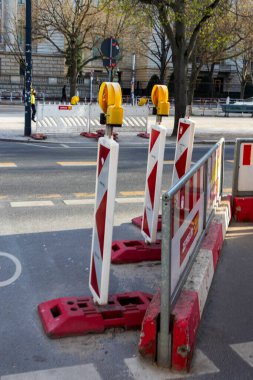 Berlin Almanya - 11 Nisan 2025: Uyarı bariyerleri ve trafik ışıklarıyla inşaat sahası, sürücülere güvenlik ve farkındalık sağlayan yol çalışmalarının sinyallerini veriyor.