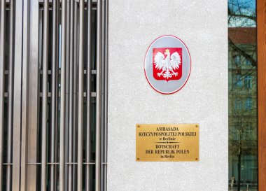 Berlin Almanya - 11 Nisan 2025: Polonya Büyükelçiliği girişinde ulusal semboller ve hem Polonya hem de Alman büyükelçiliğinin resmi adı sergilendi.