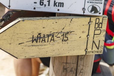 Polonya 'nın Bieszczady Dağları' ndaki Wiata-15 'e olan yön ve mesafeyi gösteren işaret levhası. Doğada macera arayan yürüyüşçüler için idealdir..