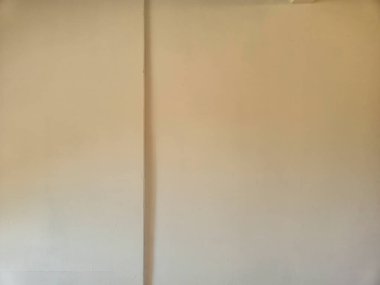 Sunumlar için minimalist bir zemin olarak boş duvar fotoğrafçılık ya da iç tasarım kavramları. Sanat eserlerini veya markalarını sergilemek için ideal.