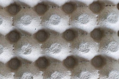 Altıgen desenli desenli desenli desenli desenli desenli dokulu bir karton kaplama doğal renkler ve gölgeler gösteriyor. Paketleme veya zanaat bağlamında arkaplan için ideal.