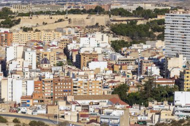 Alicante 'de yoğun nüfuslu bir kentsel alanın havadan görünüşü, değişik mimari stil ve renklere sahip konut binaları ve yeşilliklerin bir karışımını gösteriyor..