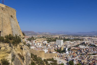 Alicante İspanya 'nın panoramik manzarası şehrin mimarisini ve doğal manzarasını gözler önüne seriyor. Mavi gökyüzü ve uzak dağlar seyahat promosyonu için ideal..