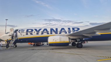 Alicante İspanya - 17 Temmuz 2025: Ryanair uçağı modern hava taşımacılığı ve havacılık sektörünü gösteren yolcu alımı ve hizalaması ile havaalanına park edildi.