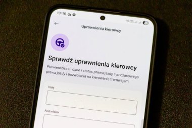Varşova Polonya - 15 Nisan 2025: Sürücüler için modern teknolojiyi vurgulayan bir uygulamada sürücü ehliyeti doğrulama ayrıntılarını gösteren bir akıllı telefon ekranının yakın çekimi.