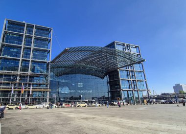 Berlin Almanya - 16 Nisan 2025: Berlin Hauptbahnhof 'da modern mimari ve ulaşım merkezinin kentsel yaşamı ve bağlantıyı yansıttığı yoğun bir manzara.