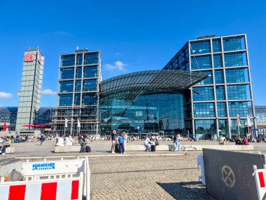 Berlin Almanya - 16 Nisan 2025: Berlin 'de hareketli bir gün Hauptbahnhof' da modern mimari sergileniyor gezginler canlı şehir merkezinde bekliyor ve dolaşıyorlar.