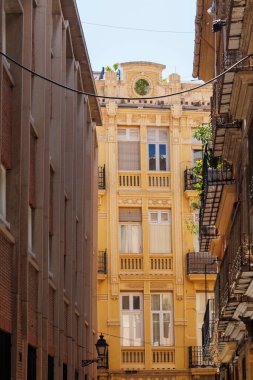 Valencia İspanya 'da modern mimari ile çevrili güzel sarı bir bina şehrin zengin mimari mirasını yansıtıyor..