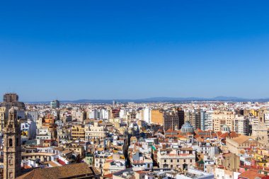 Valencia 'nın panoramik bir görüntüsü canlı şehir manzarasını sergiliyor. Açık mavi gökyüzü altında gezmek ve şehir keşifleri için ideal binalar var..