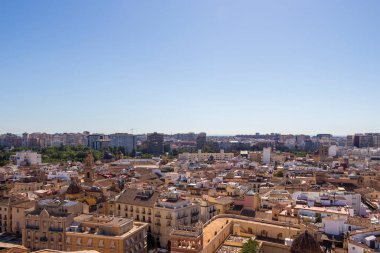 Valencia 'nın panoramik manzarası berrak mavi bir gökyüzü altında geleneksel ve modern mimarinin bir karışımı ile canlı şehir manzarasını sergiliyor. Seyahat ve kentsel yaşam tarzı için mükemmel..