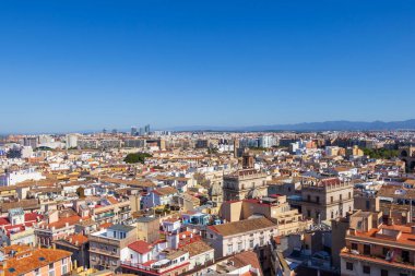 Valencia 'nın panoramik manzarası çeşitli mimarisini ve canlı şehir manzarasını açık mavi gökyüzü altında sergiliyor seyahat ve turizm temaları için mükemmel..