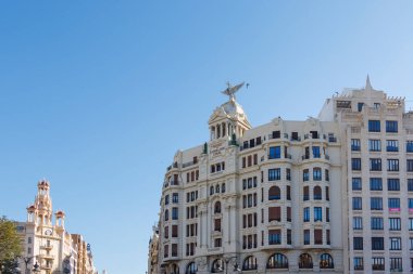 Plaza del Ayuntamiento 'da görülen güzel mimari, şehir keşfi için ideal mavi gökyüzü altında dekoratif cepheleri ve heykelleri olan tarihi binalar içeriyor..