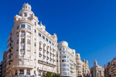 Plaza del Ayuntamiento Valencia 'daki zarif binalar açık mavi gökyüzüne karşı çarpıcı bir mimari sergiliyor. Kentsel yaşamın ve kültürel mirasın canlı bir temsili..