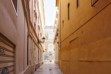 Valencia 'nın dar sokaklarında sıcak güneş ışığı duvarları ve klasik fenerler var. Tarihi mimari modern yaşamın davetkar keşifleriyle harmanlanır..