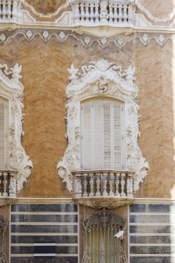 Valensiya İspanya 'nın zengin mimari mirasını gözler önüne seren süslü heykeller ve dekoratif pencerelerin olduğu güzel bir bina..