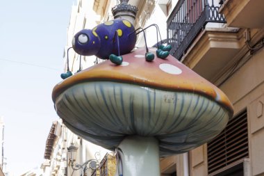 Alicante 'deki Calle de las Setas' ta bulunan tuhaf örümcekli renkli mantar heykeli canlı sokak atmosferine tuhaf bir dokunuş katıyor..