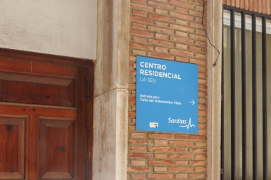 Valencia İspanya - 13 Temmuz 2025: Tuğla duvarda Calle del Gobernador Viejo boyunca bir girişi gösteren 