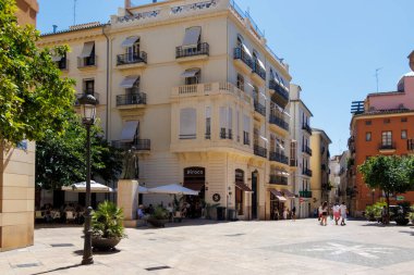 Valencia İspanya - 13 Temmuz 2025: Valencia 'da canlı bir sokak sahnesinde klasik açık hava kafeleri ve yayalar güneşin altında boş vakitlerin tadını çıkarıyorlar..