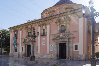 Valencia İspanya - 13 Temmuz 2025: Real Basiilca de Nuestra Seora de los Santos Inocentes 'in mimari detayları Bay Lastikler y Desamparados' un tarihsel önemini gözler önüne seriyor.