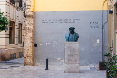 Valencia İspanya - 13 Temmuz 2025 tarihi caddedeki Casa Vives 'de Juan Luis Vives' in heykeli. Canlı şehir ortamında eğitim ve felsefeyi simgeler..