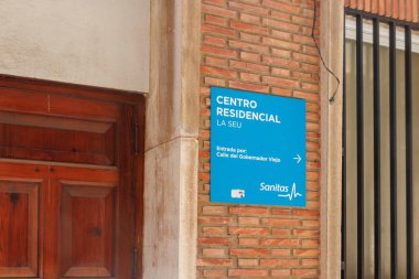 Valencia İspanya - 13 Temmuz 2025: Tuğla duvarda Calle del Gobernador Viejo boyunca bir girişi gösteren 