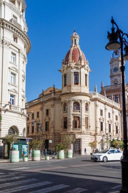 Valencia İspanya - 13 Temmuz 2025: Plaza del Ayuntamiento de Valencia 'nın tarihi mimarisi ve canlı mavi gökyüzü şehrin cazibesini artırıyor.