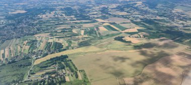 Uçsuz bucaksız tarımsal manzaralar orman arazileri ve açık mavi gökyüzünün altındaki küçük köyler yaz aylarında kırsal yaşamı temsil ediyor..