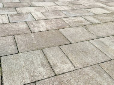 Yürüme yolundaki desenli kaldırım taşlarının yakın çekim görüntüsü üniforma tasarımlarını ve ince renklerini gözler önüne seriyor. Mimarlık veya peyzaj projelerinde kullanılmak için ideal.