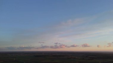 Kırsal arazide gün batımı manzarası açık araziler ve renkli gökyüzü, kırsal alanda huzurlu bir akşam..