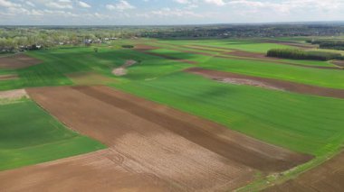 Baharda geniş yama alanlarının hava panoramik görüntüleri, renkli tarım arazileri ve kırsal bölgeleri gösteriyor.