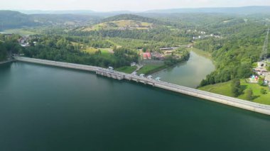 Solina Barajı 'nın yemyeşil ve sakin sularla çevrili havadan görünüşü bölgenin güzelliğini gözler önüne seriyor..