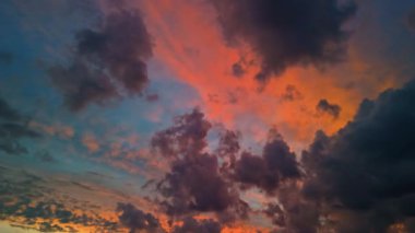 Renkli bulutlarla dramatik günbatımı gökyüzü, nefes kesici bir hava görüntüsüyle çekildi..