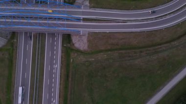 Yeşilliklerle çevrili boş bir otoyol kavşağının havadan çekilmiş görüntüsü..