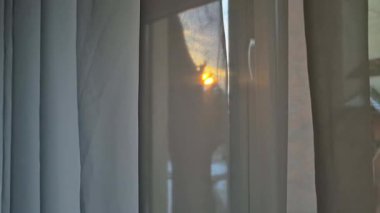 Sabahın erken saatlerinde sis ve karla çevrili bir dağ beldesini yakalayan bir dron görüntüsü..