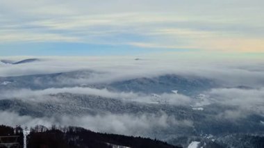 Şafak vakti dinamik bulutlu gökyüzü olan bir dağ sırtının çarpıcı manzarası geniş manzaralar sergiliyor..