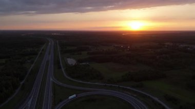 Gün batımında düz otoyolun drone görüntüsü, ufka giden sonsuz yol, özgürlüğün sembolü, seyahat ve ulaşım..