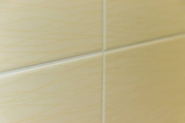 İnce çizgiler ve desenler içeren desenli seramik fayansların yakın görüntüsü. İç tasarım projeleri için ideal ev dekorasyonu ilhamları ve mimari detaylar.