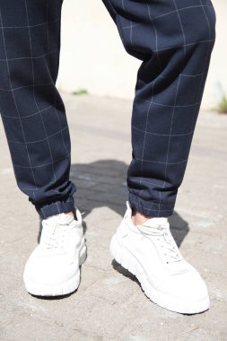 Erkek giysisi parçaları. Erkek pantolonu kelepçeleri..