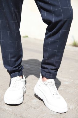 Erkek giysisi parçaları. Erkek pantolonu kelepçeleri..