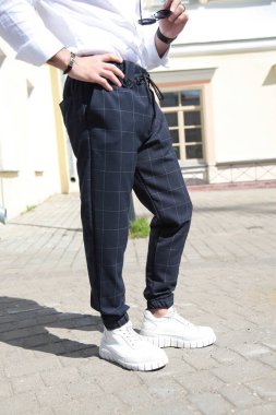 Erkek giysisi parçaları. Erkek pantolonu kelepçeleri..