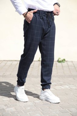 Erkek giysisi parçaları. Erkek pantolonu kelepçeleri..