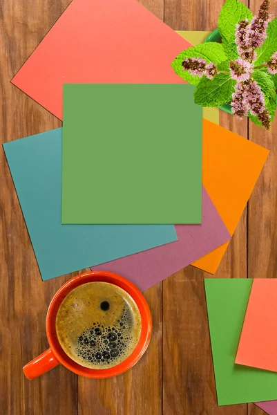 Café Flores Pedaços Papel Multicoloridos Nas Placas — Fotografia de Stock