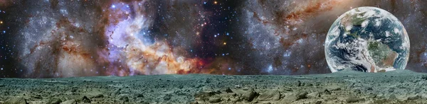 美しい星空と滑らかな水面のイメージ 別の惑星からの素晴らしい眺め Nasaによって提供されたこの画像の要素 — ストック写真