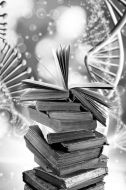 Biçimlendirilmiş DNA resimlerinin arkaplanındaki bir yığın kitabın siyah beyaz görüntüsü