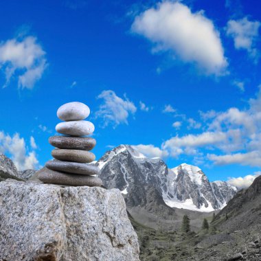 Dağların arka planına taş piramitleri sükunetin ve dengenin sembolüdür. Zen meditasyon konsepti. Güzel dağ manzarası.