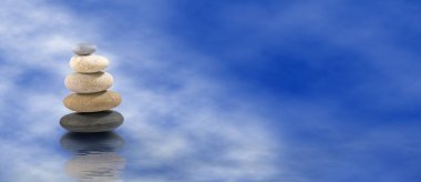Denizin arka planında taş piramitleri sakinliğin ve dengenin sembolüdür. Zen meditasyon kavramı.