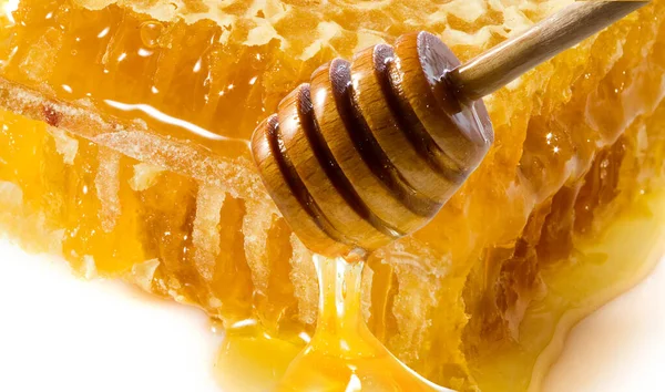 Ekologisk Honung Med Trä Dipper Mot Vitt Bild Honung Honungskammar — Stockfoto